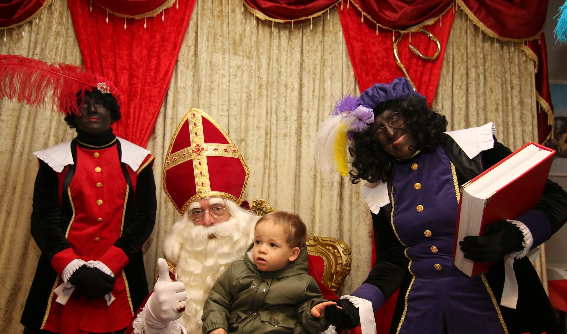 Jongen bij Sinterklaas